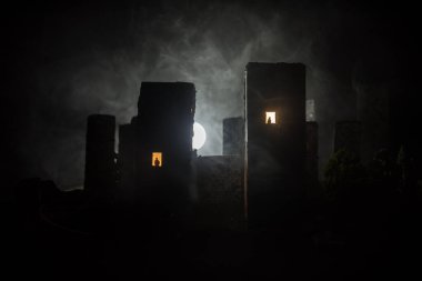 Yalnızlık kavramı, gece penceresinde kadın ve erkek silueti şeklinde. Beklentilerin, hayallerin ve kaderlerin sembolü. Şehir minyatürü ile yaratıcı dekorasyon. Seçici odak