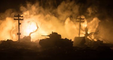Savaş Konsepti. Askeri siluetler savaş sisli gökyüzü arka planında savaş sahnesi, Dünya Savaşı Askerleri Silueti Bulutlu Gökyüzünün Altında Gece. Harap olmuş şehirde savaş. Seçici odak