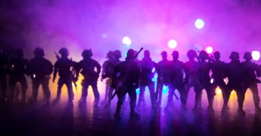Çevik kuvvet polisi hazır olmak için işaret verdi. Hükümetin güç kavramı. Özel harekat polisi iş başında. Karanlık arka planda ışıklarla tüttürmek. Mavi kırmızı yanıp sönen sirenler. Seçici odak