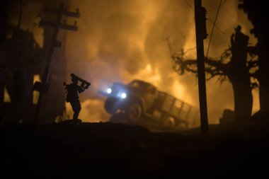 Bazukalı askeri siluet. Savaş Konsepti. Askeri siluetler savaş sisli arka planda savaş sahnesi, Asker Silueti gece hedefe nişan alıyor. Saldırı sahnesi