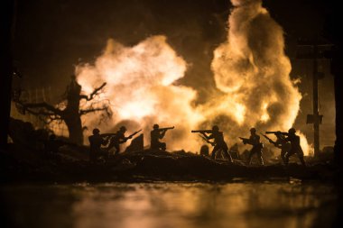 Savaş Konsepti. Askeri siluetler savaş sisli gökyüzü arka planında savaş sahnesi, Dünya Savaşı Askerleri Silueti Bulutlu Gökyüzünün Altında Gece. Harap olmuş şehirde savaş. Seçici odak