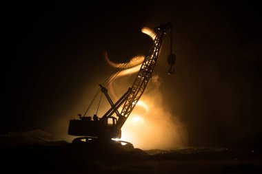 Yapı vinç silueti ile soyut endüstriyel arka plan sisli ve arka planda muhteşem gece gökyüzü üzerinde. Gece sisli gökyüzüne karşı kule vinci. Endüstriyel gökyüzü. Seçici odak