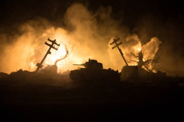 Savaş Konsepti. Askeri siluetler savaş sisli gökyüzü arka planında savaş sahnesi, Dünya Savaşı Askerleri Silueti Bulutlu Gökyüzünün Altında Gece. Harap olmuş şehirde savaş. Seçici odak