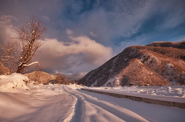 Majesteettinen Auringonlasku Talvivuorilla Maisema Dramaattinen Taivas Azerbaidzanin Luonto Shaki — kuvapankkivalokuva