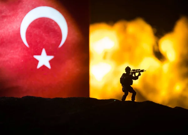 Törökország Kis Zászló Égő Sötét Háttérrel Háború Válságáról Nemzetek Közötti — Stock Fotó