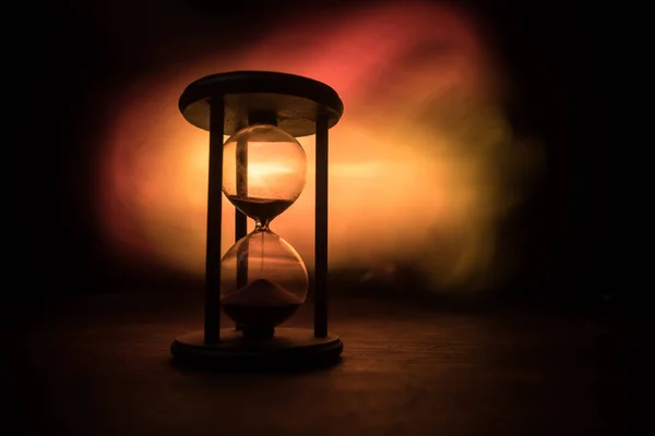 Concept Temps Silhouette Horloge Sablier Sur Fond Ton Foncé Concept — Photo