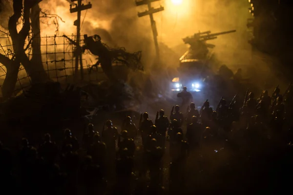 Conceito Guerra Silhuetas Militares Lutando Cena Fundo Céu Nevoeiro Guerra — Fotografia de Stock