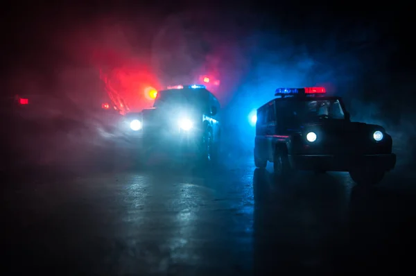 Politieauto Nachts Politieauto Achtervolgt Nachts Een Auto Met Mist Achtergrond — Stockfoto