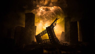 Nükleer savaş konsepti. Nükleer bomba patlaması. Bombalamadan sonra şehir merkezinin kıyamet manzarası. Gece sahnesi. Şehir savaş yüzünden yok oldu..