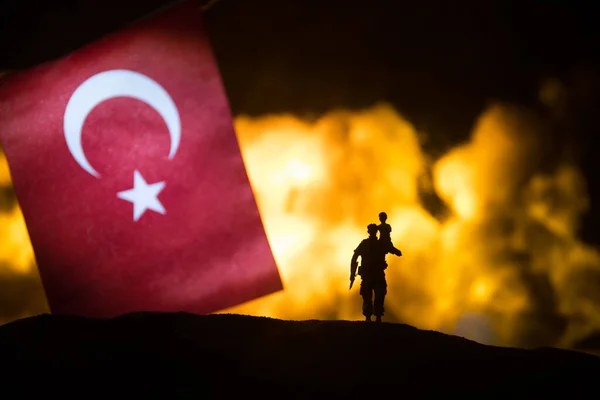 Turchia Piccola Bandiera Sfondo Scuro Fiamme Concetto Crisi Guerra Conflitti — Foto Stock