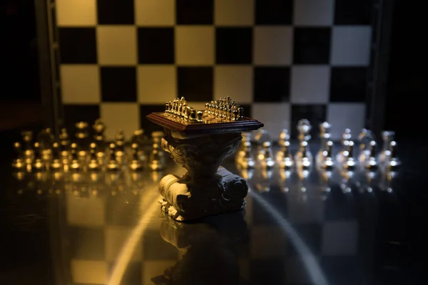 Zlaté Stříbrné Šachy Palubě Koncepce Úspěšného Obchodního Vedení Nebo Podnikatelských — Stock fotografie