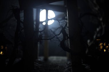Yaratıcı sanat dekorasyonu. Gece soyut Japon tarzı ahşap tünel. Fantezi ormanında gece sahnesi. Seçici odak