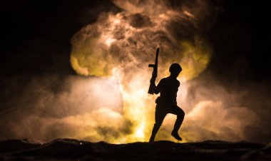 Nükleer savaş konsepti. Nükleer bomba patlaması. Karanlıkta yaratıcı sanat dekorasyonu. Atom patlamasından kaçmaya çalışan asker silueti. Seçici odak