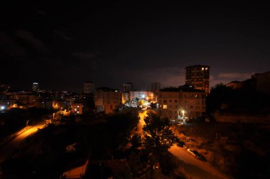 İstanbul, Türkiye 'de gece dolunay var. Binaların üzerinde parlayan büyük dolunay. Gece şehir manzarası