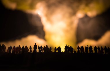 Nükleer savaş konsepti. Nükleer bomba patlaması. Karanlıkta yaratıcı sanat dekorasyonu. İnsanlar atomik patlamanın dev mantar bulutuna bakıyor. Seçici odak