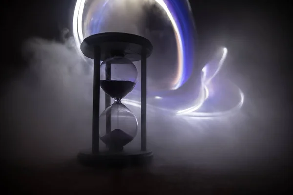 Concepto Tiempo Silueta Reloj Arena Sobre Fondo Tono Oscuro Concepto — Foto de Stock