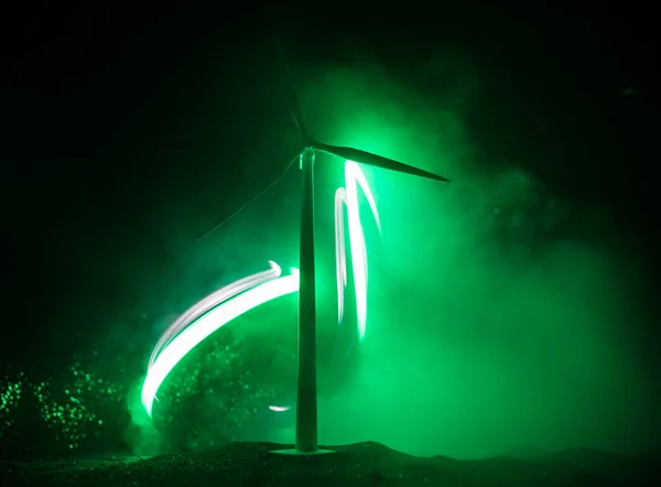 Doğadaki Elektrik Gücü Temiz Enerji Kavramı Rüzgar Türbini Geceleri Tepede — Stok fotoğraf
