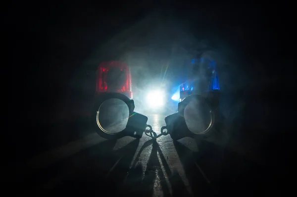 Полицейский Рейд Ночью Арестованы Силуэт Наручников Полицейской Машиной Сзади Изображение — стоковое фото