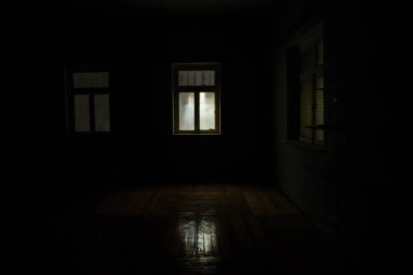 Karanlık odanın penceresinden Ay 'ın gece manzarası görülüyor. Gerçekçi bebek evi minyatür dekore edilmiş. Ay ışığı karanlık odada.