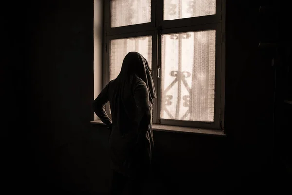 Silueta Horror Dentro Habitación Espeluznante Abandonada Con Ventana Por Noche —  Fotos de Stock