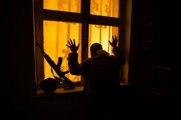 Konceptuell Bild Krig Mellan Ryssland Och Ukraina Soldatsiluett Vid Fönstret — Stockfoto