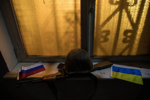 Концептуальное Фото Войны Между Россией Украиной Флаги Украины России Подоконнике — стоковое фото