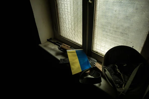 Photo Conceptuelle Guerre Entre Russie Ukraine Drapeau Ukrainien Casque Pistolet — Photo