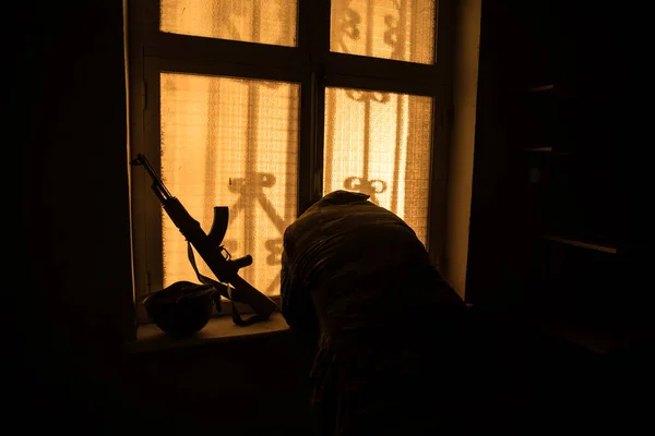 Konceptuell Bild Krig Mellan Ryssland Och Ukraina Soldatsiluett Vid Fönstret — Stockfoto