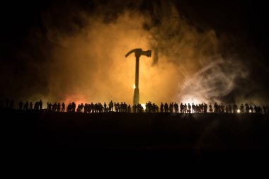 Yaratıcı sanat dekorasyonu, Ukrayna 'da Rus savaşı. Kalabalık dev patlamaya ve dev çekice bakıyor. Seçici odak