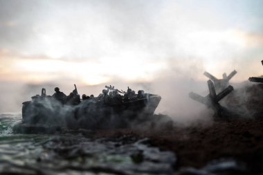 2. Dünya Savaşı canlandırması (D-Day). Oyuncak askerler, çıkarma gemileri ve kirpilerle yaratıcı dekorasyon. 6 Haziran 1944 'te Normandiya' ya inen savaş sahnesi. Seçici odak