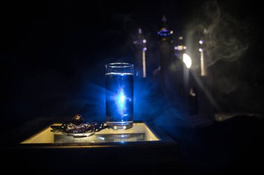 Su ve hurma. İftar akşam yemeğidir. Kum üzerinde Ramazan Kareem tatili dekorasyonu manzarası. Kutlama kartı, Müslüman bayramı davetiyesi. Seçici odak