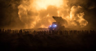 Yaratıcı sanat dekorasyonu, Ukrayna 'da Rus savaşı. Kalabalık dev bir roket atara bakıyor. Seçici odak