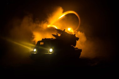 Savaş konsepti. Gece kasvetli gökyüzüne roket atarlı savaş sahnesi. Roket aracı bulutlu savaş arkaplanına saldırmaya hazır. Seçici odak