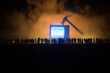 TV konseptinde sahte haberler. Kalabalığın siluetleri dev televizyon kutusuna bakıyor. Yaratıcı sanat dekorasyonu. Seçici odak