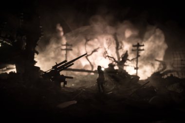 Savaş Konsepti. Askeri siluetler savaş sisli gökyüzü arka planında savaş sahnesi, Dünya Savaşı Askerleri Silueti Bulutlu Gökyüzünün Altında Gece. Harap olmuş şehirde savaş. Seçici odak