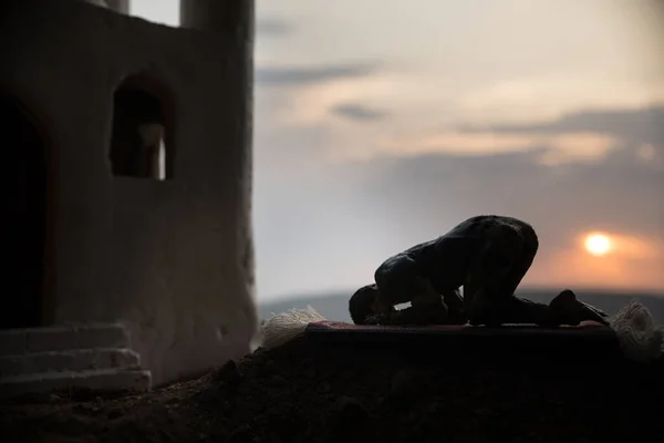 日落时的穆斯林祈祷的轮廓 Ramadan Kareem的背景祈祷的人 有选择的重点 — 图库照片