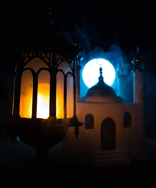 Ozdobna Arabska Latarnia Płonącą Świecą Świecą Nocy Realistyczna Miniatura Meczetu — Zdjęcie stockowe
