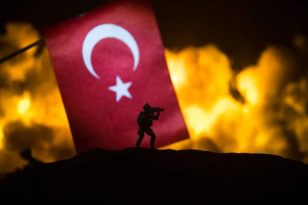 Türkei Kleine Fahne Auf Brennendem Dunklem Hintergrund Konzept Der Krise — Stockfoto