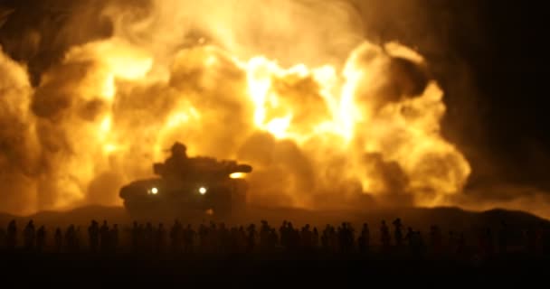 創造的なアートワークの装飾 ウクライナの概念におけるロシア戦争 群衆は巨大な爆発と装甲車を攻撃しています 選択的焦点 — ストック動画