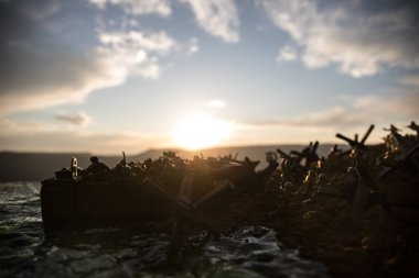 2. Dünya Savaşı canlandırması (D-Day). Oyuncak askerler, çıkarma gemileri ve kirpilerle yaratıcı dekorasyon. 6 Haziran 1944 'te Normandiya' ya inen savaş sahnesi. Seçici odak