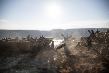 2. Dünya Savaşı canlandırması (D-Day). Oyuncak askerler, çıkarma gemileri ve kirpilerle yaratıcı dekorasyon. 6 Haziran 1944 'te Normandiya' ya inen savaş sahnesi. Seçici odak
