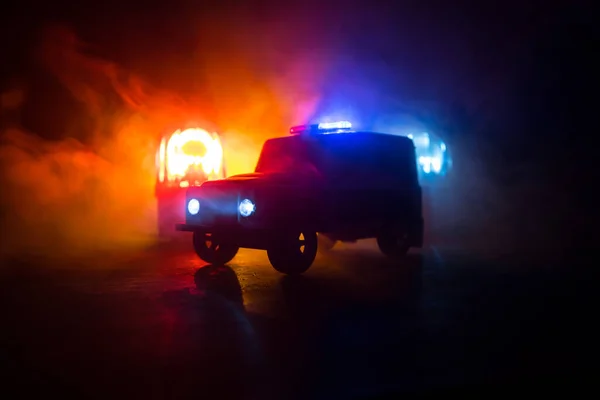 Rendőrautó Üldöz Egy Kocsit Éjszaka Ködös Háttérrel 911 Vészhelyzeti Rendőrautó — Stock Fotó