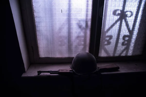 Rusya Ukrayna Arasındaki Savaşın Kavramsal Fotoğrafı Rus Silahı Miğferi Gece — Stok fotoğraf