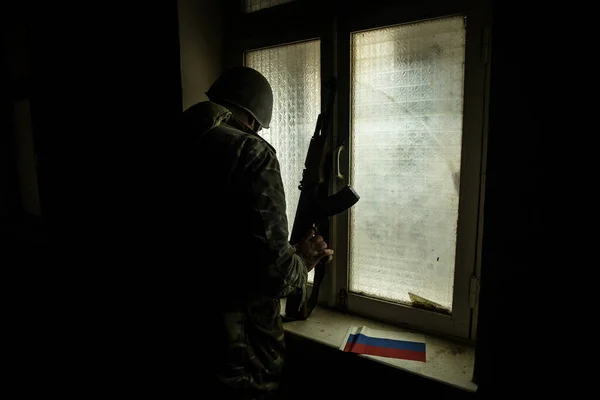 Концептуальна Фотографія Війни Між Росією Україною Силует Росіянина Рушницею Біля — стокове фото