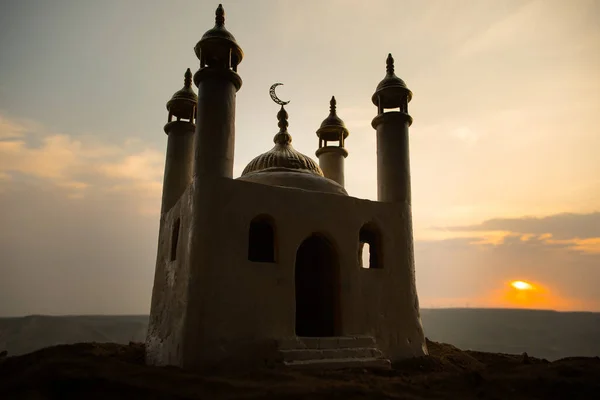 Realistická Mešita Miniaturní Okny Při Západu Slunce Slavnostní Přání Pozvánka — Stock fotografie