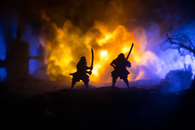 Samuray dövüş konsepti. Samuray silueti, ağaç ve eski tapınağın yanında düelloda. Masa dekorasyonu koyu renkli sisli arka plan. Seçici odak