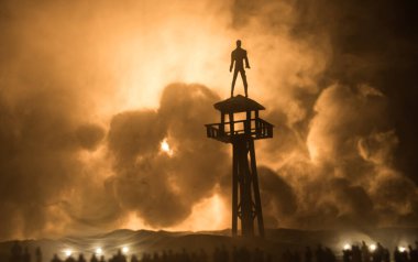 Yaratıcı sanat dekorasyonu, Ukrayna 'da Rus savaşı. Kalabalık dev insan ve gözetleme kulesinin dev patlamasına ve siluetine bakıyor. Seçici odak