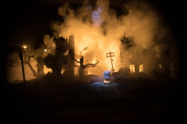 Savaşta ölen çocukların ölümü. Rus savaşı Ukrayna konseptinde. Küçük bebeğin yaratıcı sanat eserleri yanmış bir şehirde yatıyor. Seçici odak