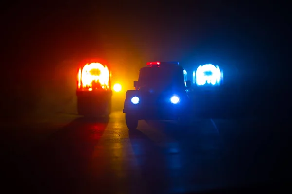 Auto Della Polizia Caccia Una Macchina Notte Con Sfondo Nebbia — Foto Stock