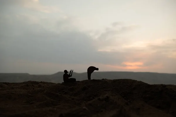 Silhouette Des Muslimischen Gebets Bei Sonnenuntergang Ramadan Kareem Hintergrund Betende — Stockfoto